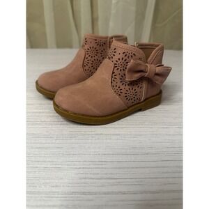 Y-Not Madera Girls Pink Faux Suede Laser Cut Bow Ankle Boots Size 7.5 M